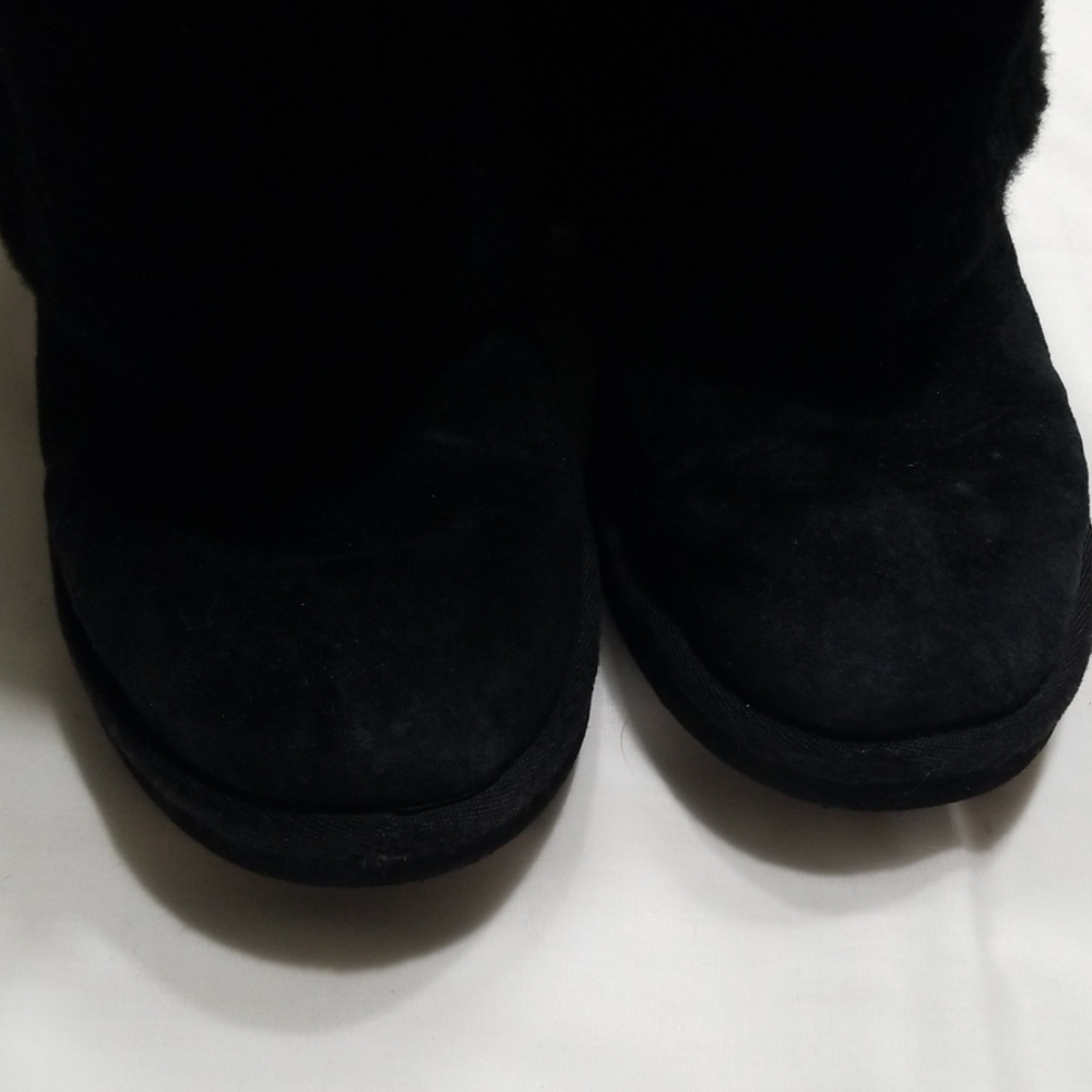 Ugg Black Sheepskin With Shearling Fur - Picture 2 of 6